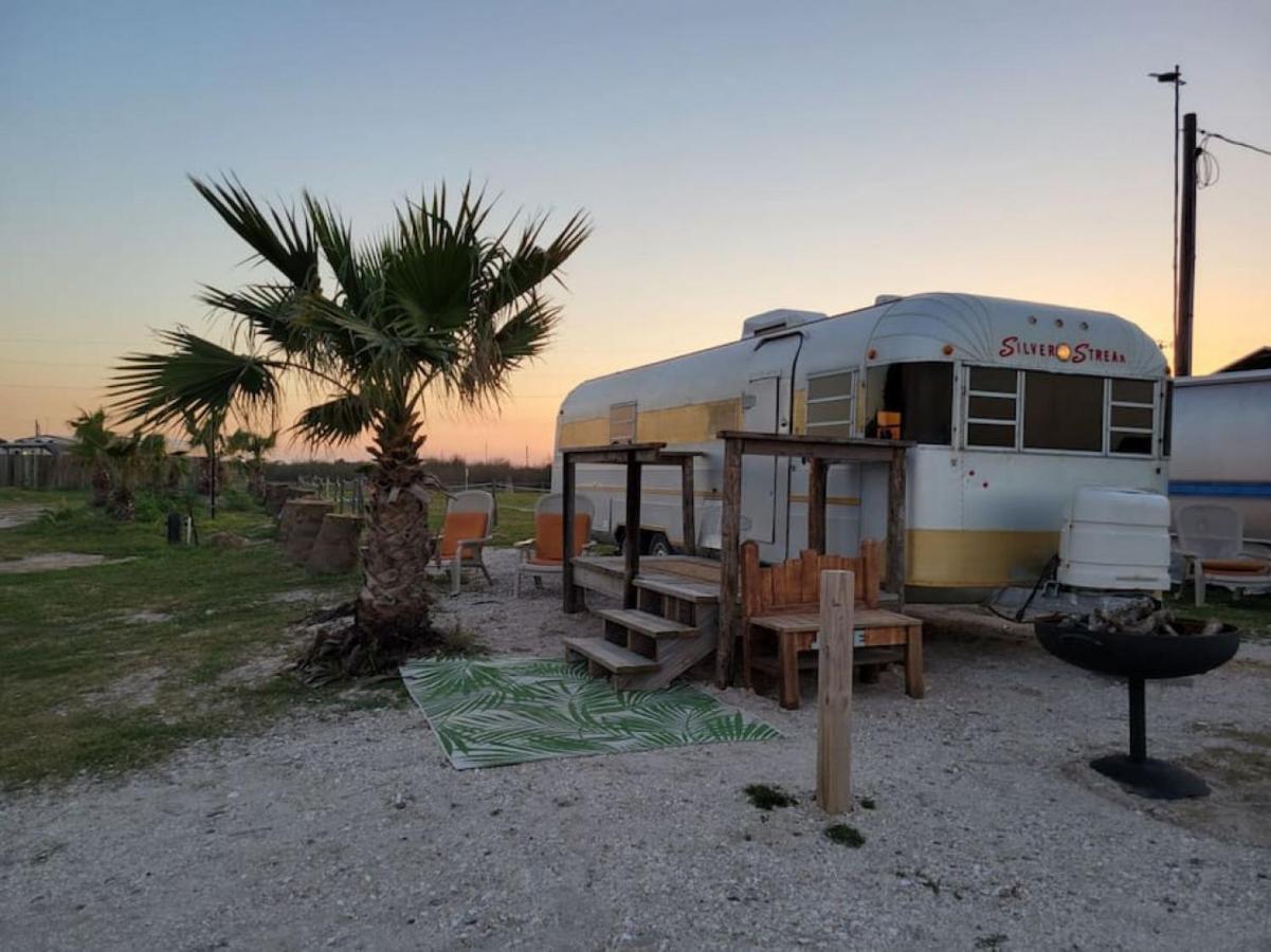 Maggie At The Beach - 1973 Vintage Rv Port Lavaca Exterior photo